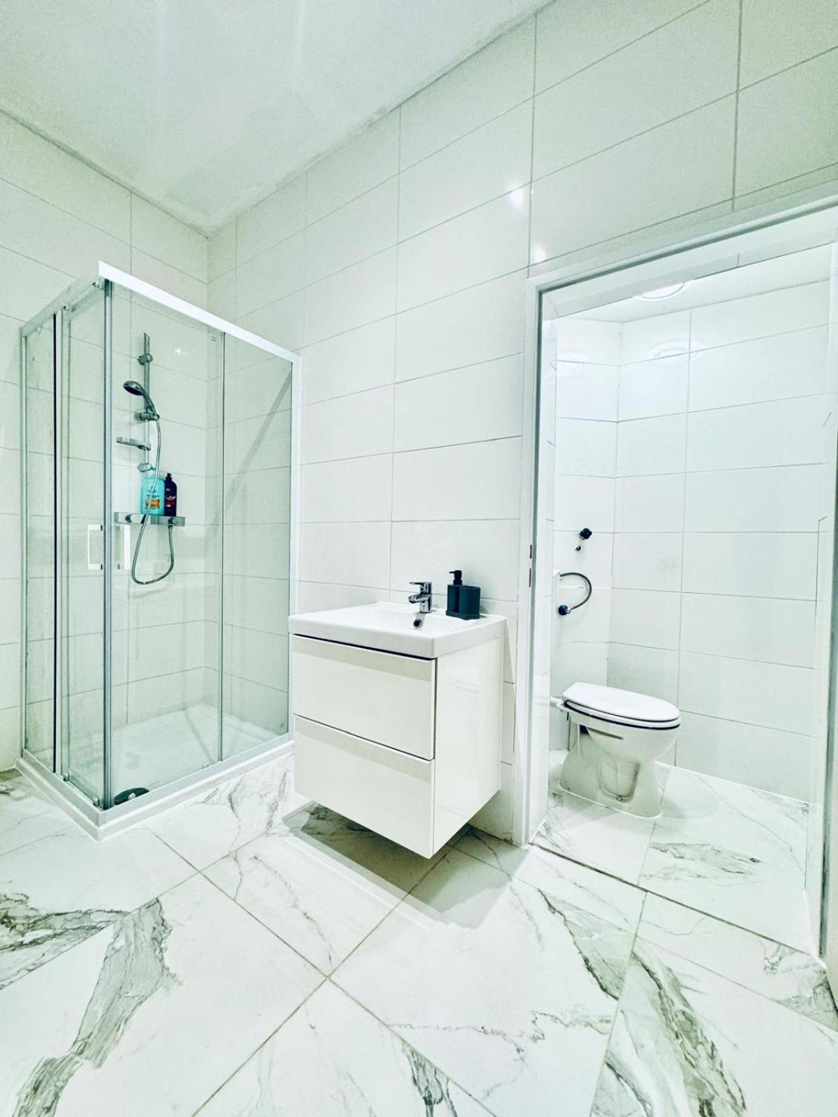 Apartament Comfortable 5br Shared 10 Minute Walk To Matzleinsdorfer Platz *