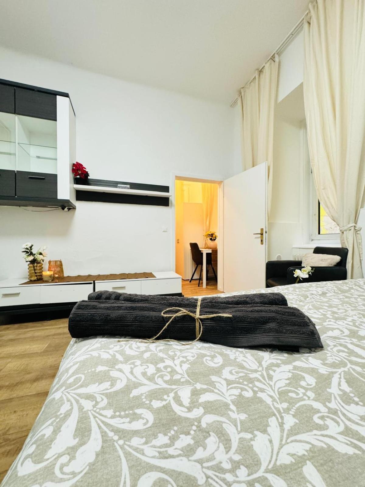 Apartament Comfortable 5br Shared 10 Minute Walk To Matzleinsdorfer Platz *